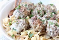 Slow Cooker Swedish Meatballs Recipe with Creamy Gravy