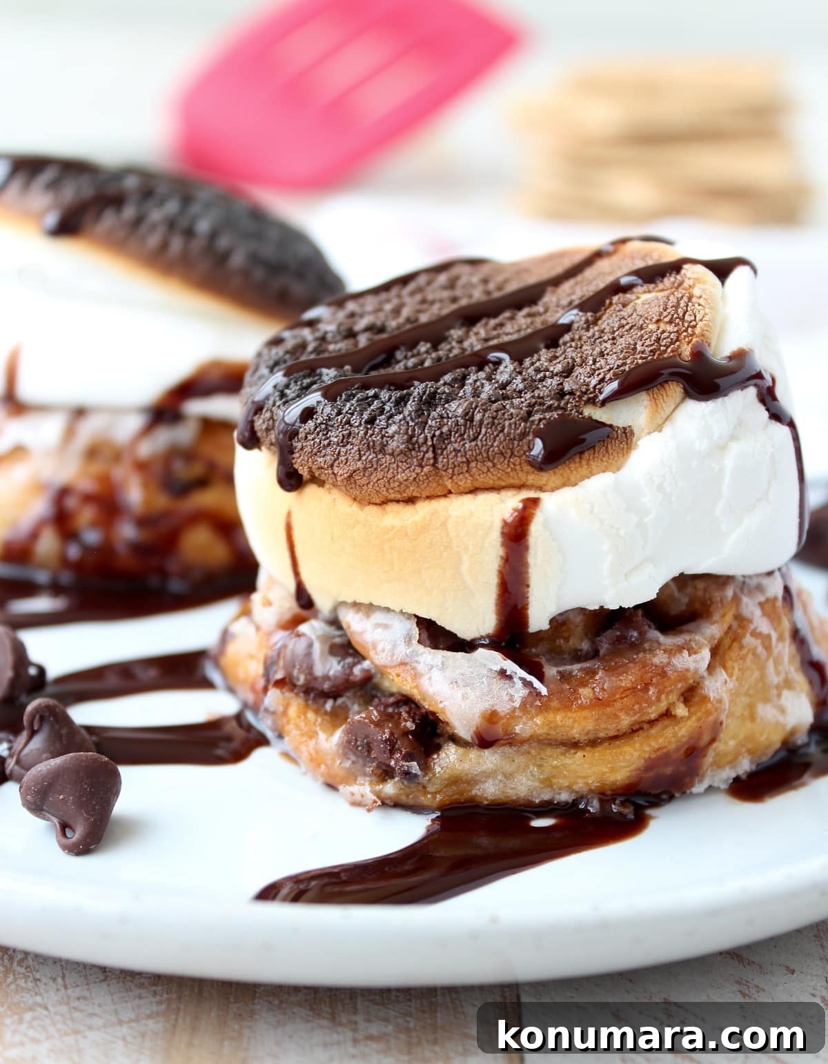 S'mores Cinnamon Rolls with Toasted Marshmallow and Chocolate 2 S'Mores Cinnamon Rolls Recipe