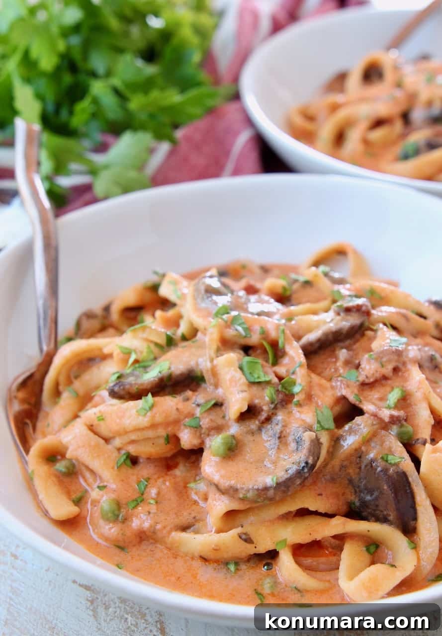 Pasta Boscaiola: Creamy Mushroom and Bacon Sauce 3 Creamy bosciaola sauce with pasta in bowl with fork