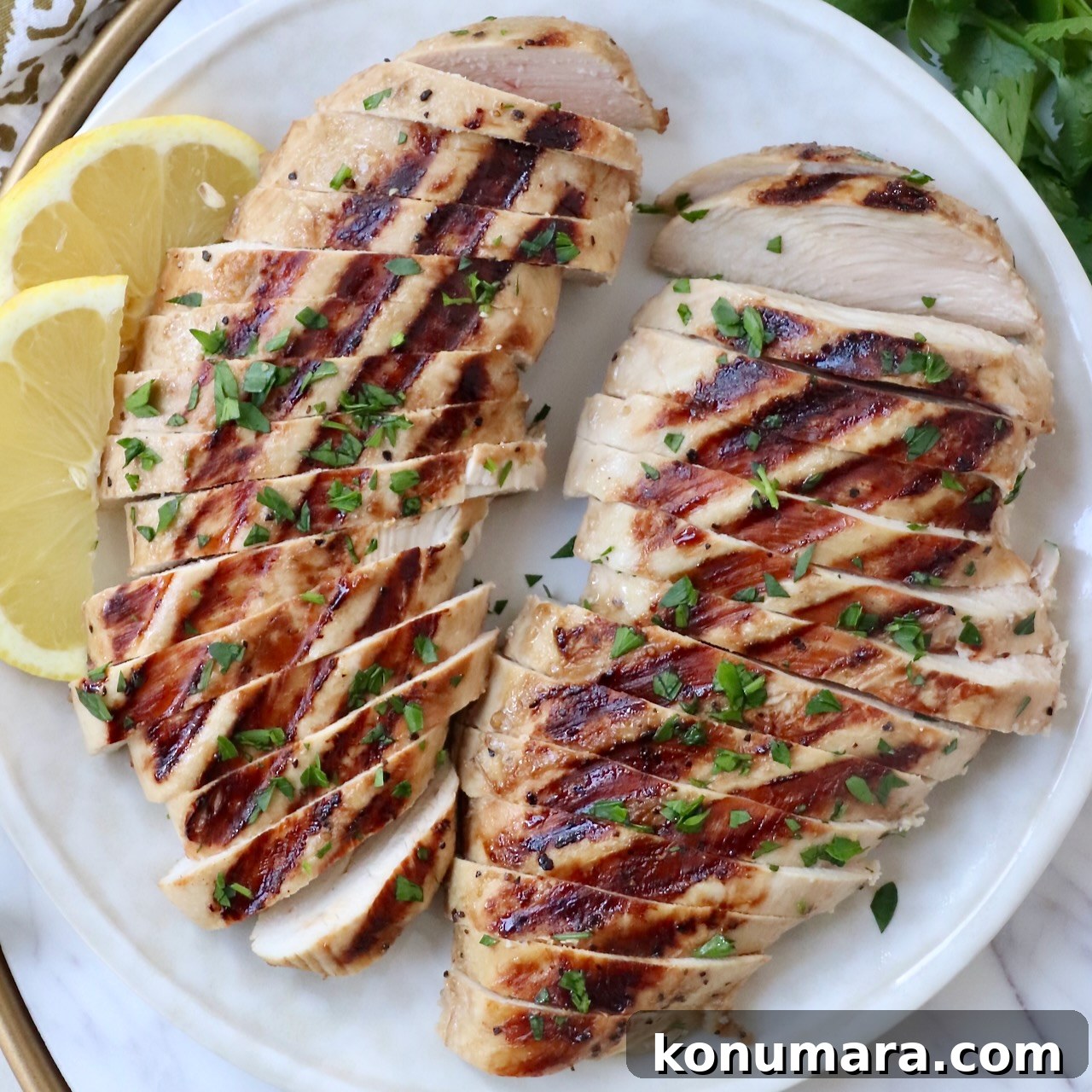 grilled chicken slices with lemon wedges